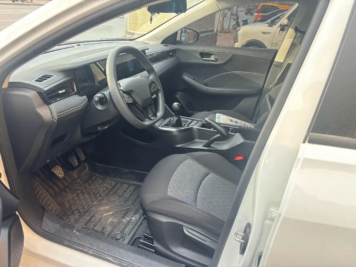 2023 Roewe i5 1.5L 129HP L4 5MT,autocango,china used car exporter,china ev exporter,chinese used car exporter,chinese used ev exporter