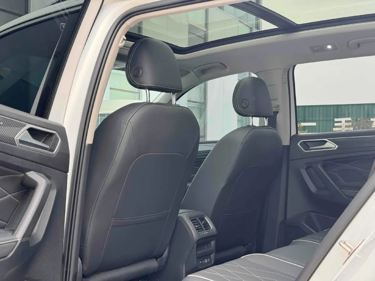 2024 Volkswagen Tiguan L 2.0T 186HP L4 7DCT,autocango,china used car exporter,china ev exporter,chinese used car exporter,chinese used ev exporter
