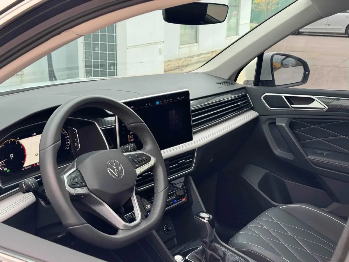 2024 Volkswagen Tiguan L 2.0T 186HP L4 7DCT,autocango,china used car exporter,china ev exporter,chinese used car exporter,chinese used ev exporter