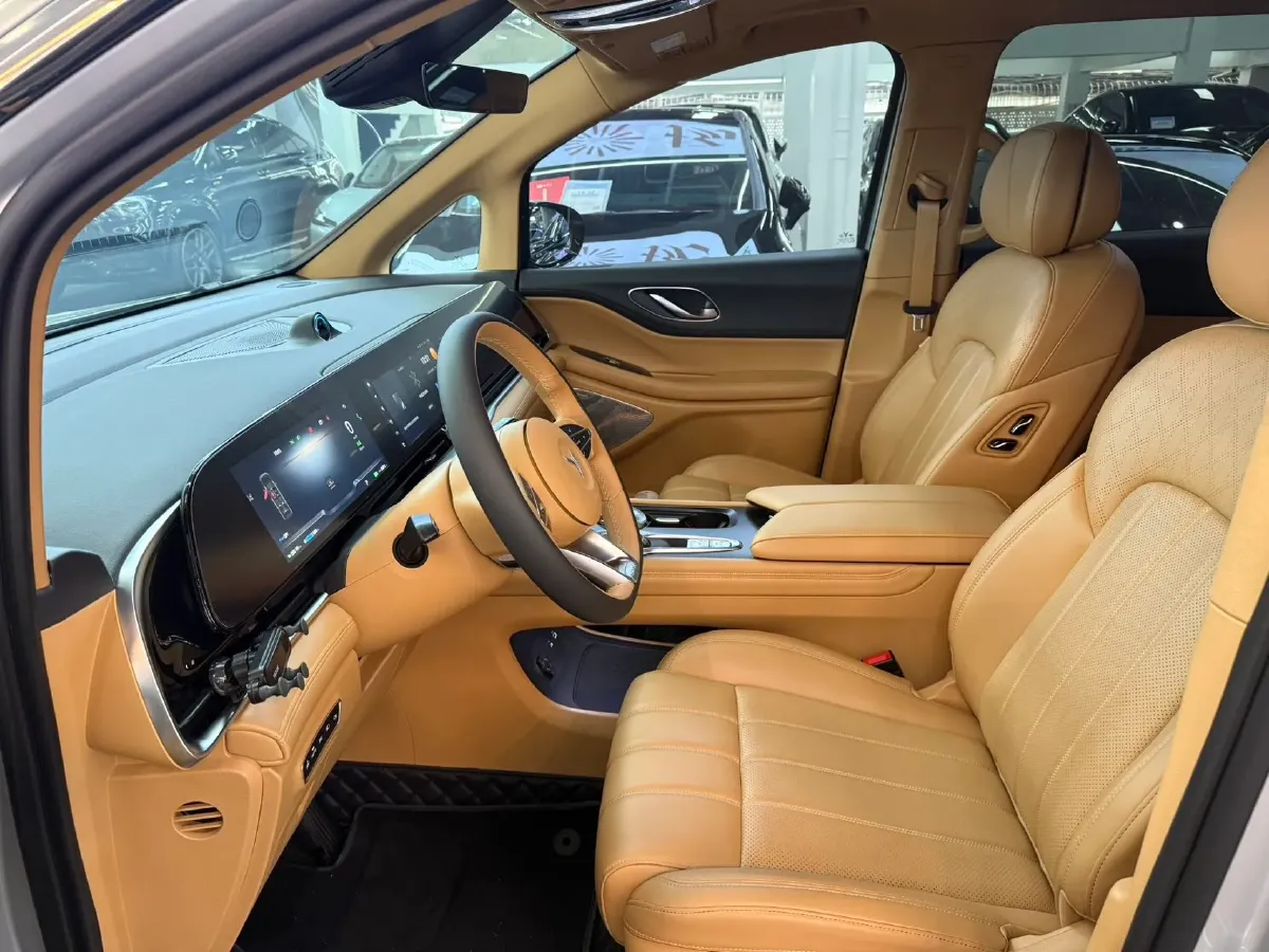 2024 Voyah Dream 1.5T 150HP L4 PHEV 43KWH,autocango,china used car exporter,china ev exporter,chinese used car exporter,chinese used ev exporter