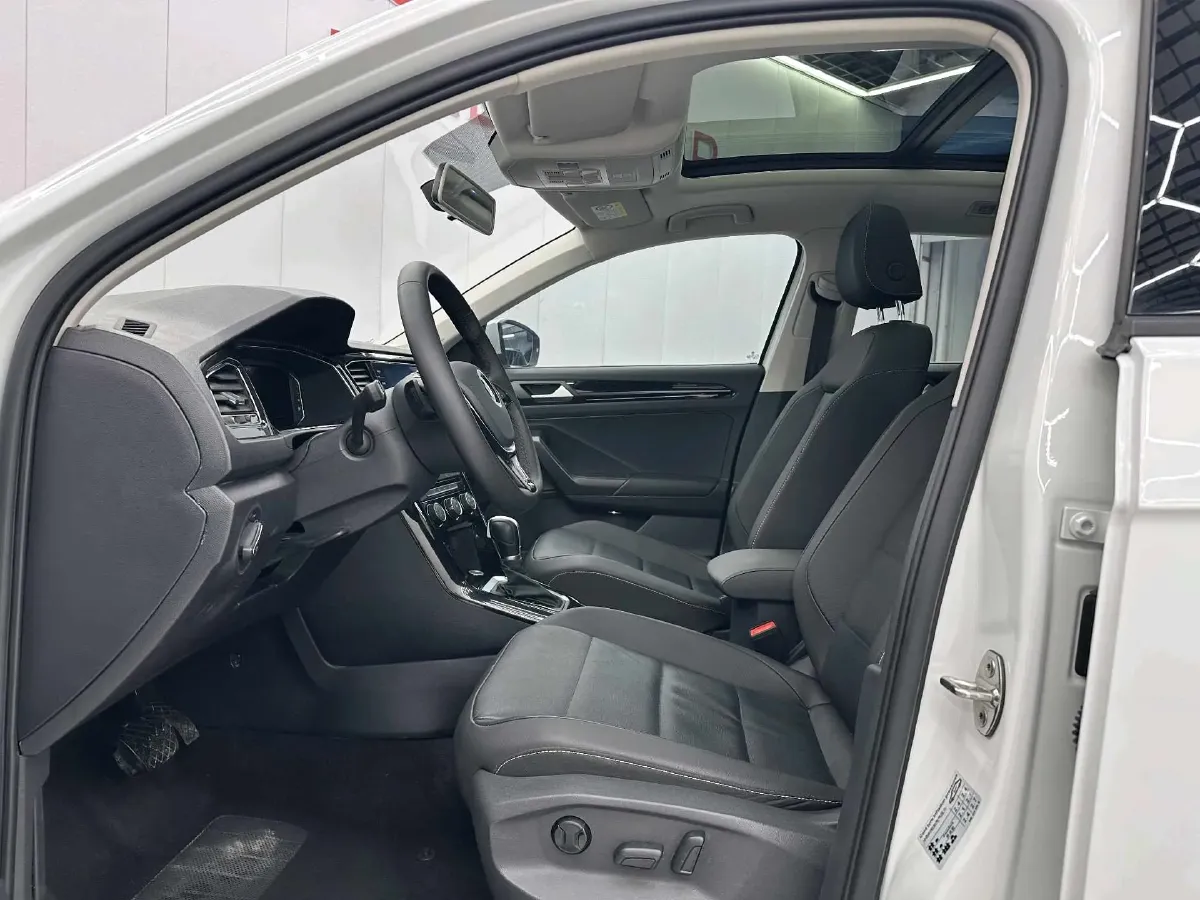 2022 Volkswagen T-Roc 1.4T 150HP L4 7DCT,autocango,china used car exporter,china ev exporter,chinese used car exporter,chinese used ev exporter