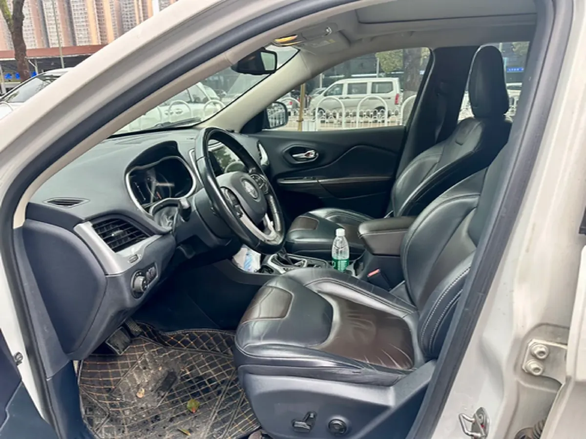 2016 Jeep Cherokee 2.4L 175HP L4 9AT,autocango,china used car exporter,china ev exporter,chinese used car exporter,chinese used ev exporter