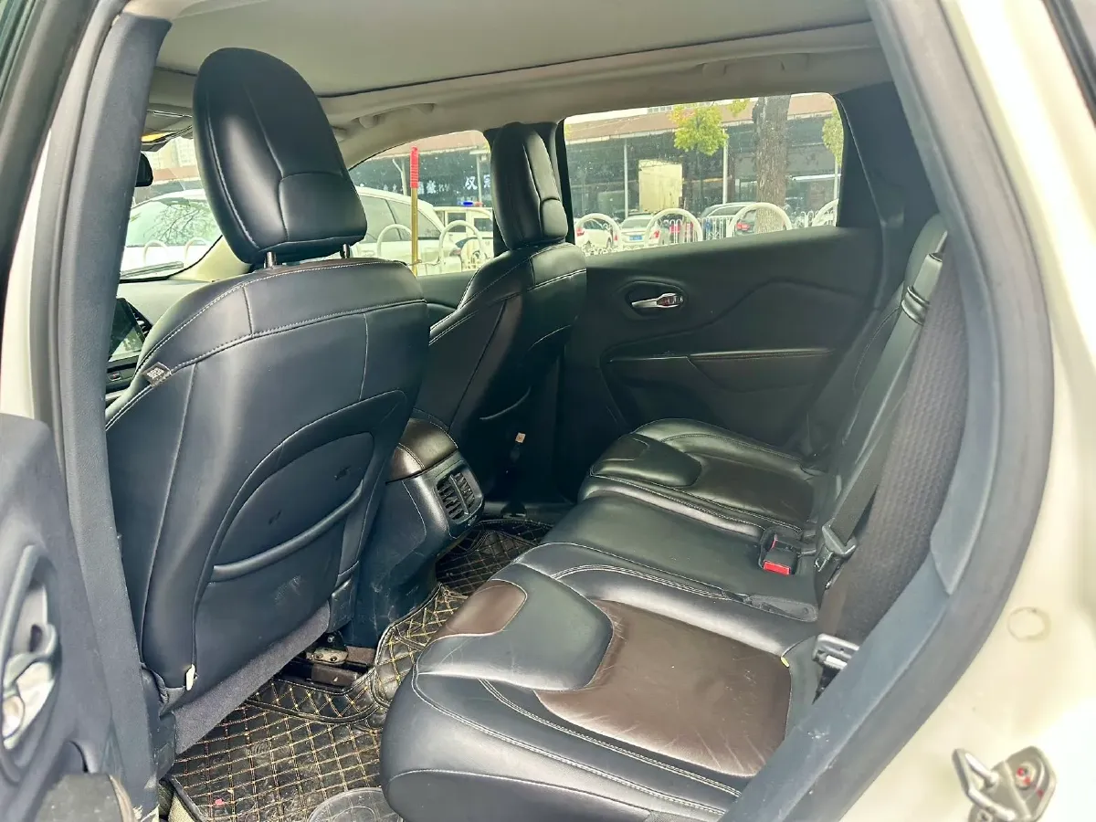 2016 Jeep Cherokee 2.4L 175HP L4 9AT,autocango,china used car exporter,china ev exporter,chinese used car exporter,chinese used ev exporter