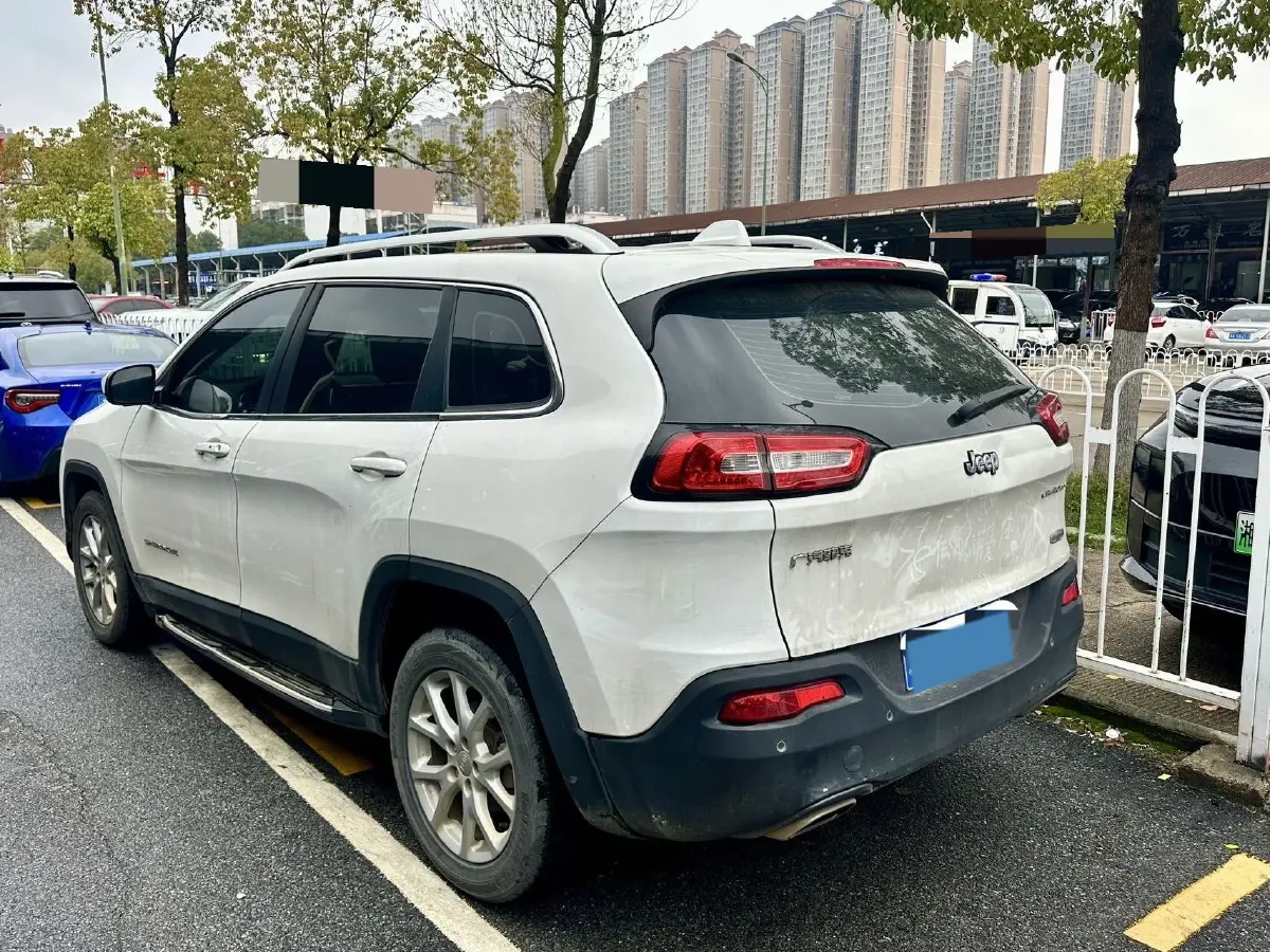 2016 Jeep Cherokee 2.4L 175HP L4 9AT,autocango,china used car exporter,china ev exporter,chinese used car exporter,chinese used ev exporter
