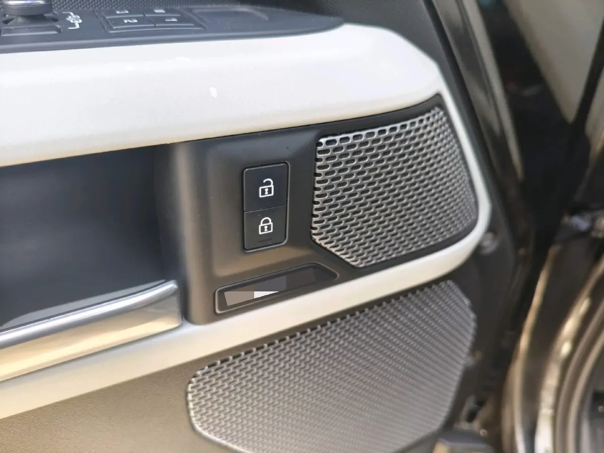 2023 Land Rover Defender 3.0T 400HP L6 8AT,autocango,china used car exporter,china ev exporter,chinese used car exporter,chinese used ev exporter