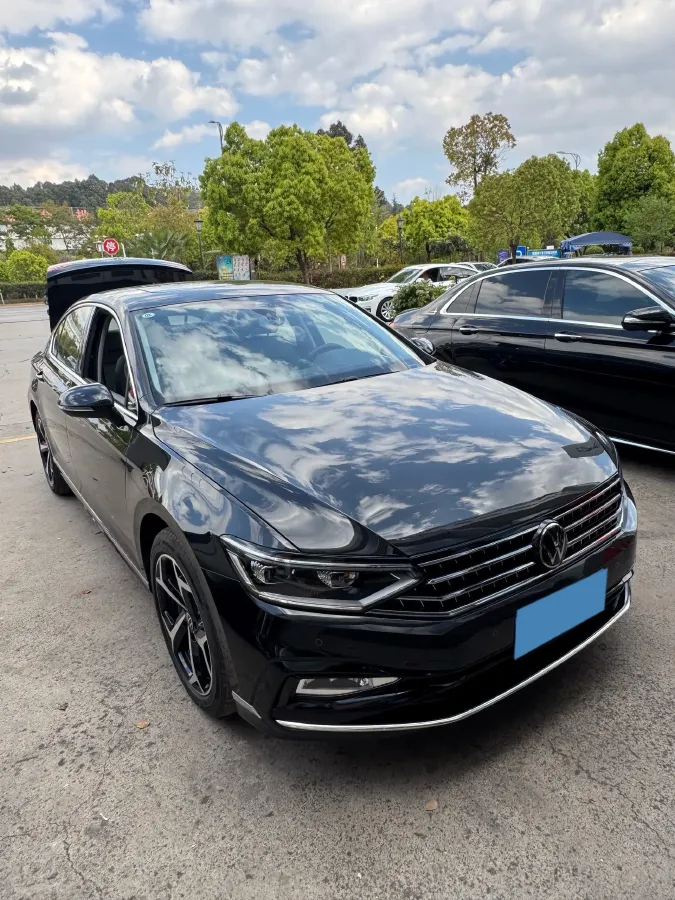 2025 Volkswagen Magotan 2.0T 186HP L4 7DCT,autocango,china used car exporter,china ev exporter,chinese used car exporter,chinese used ev exporter