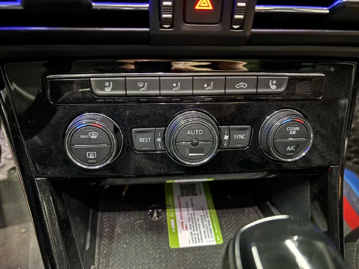 2019 Volvo V40 1.5T 152HP L4 6AT,autocango,china used car exporter,china ev exporter,chinese used car exporter,chinese used ev exporter