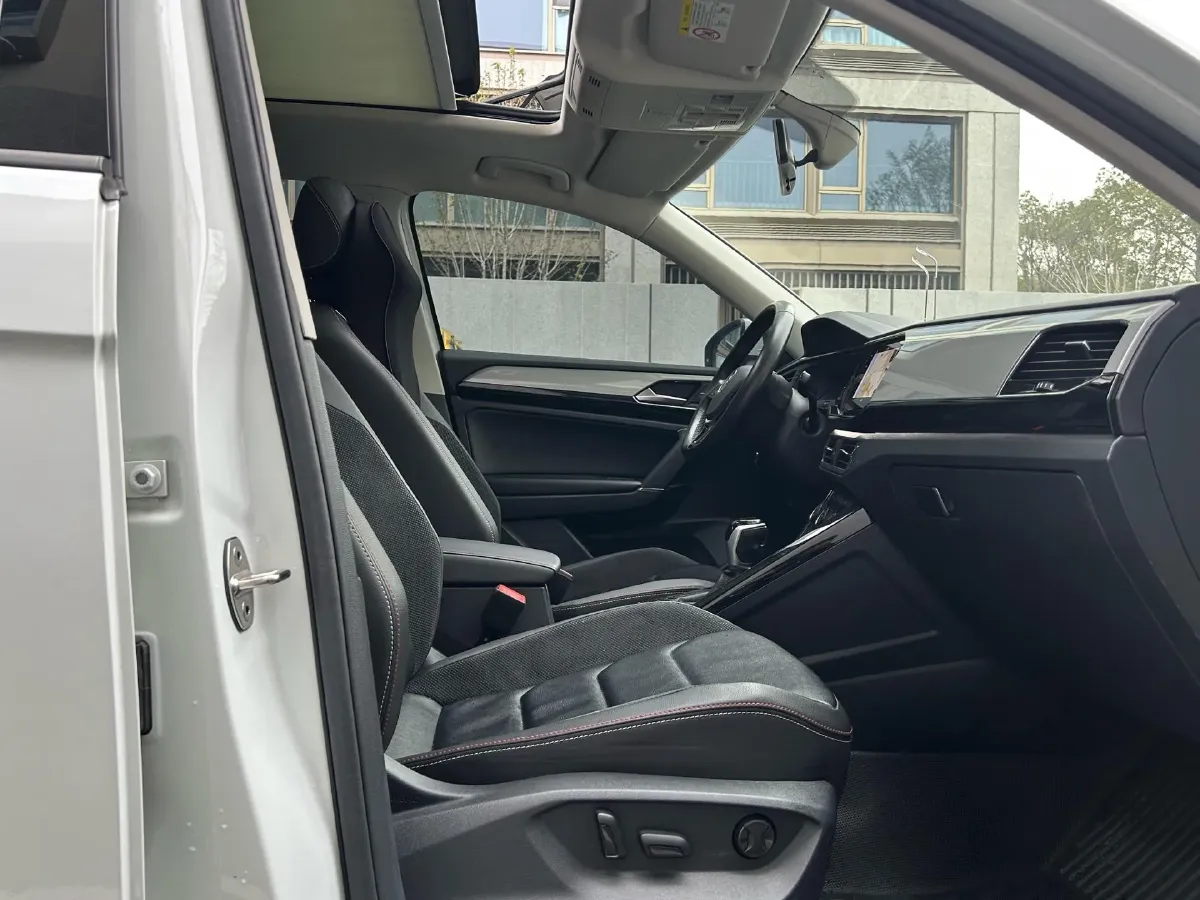 2019 Jeep Cherokee 2.0T 234HP L4 9AT,autocango,china used car exporter,china ev exporter,chinese used car exporter,chinese used ev exporter