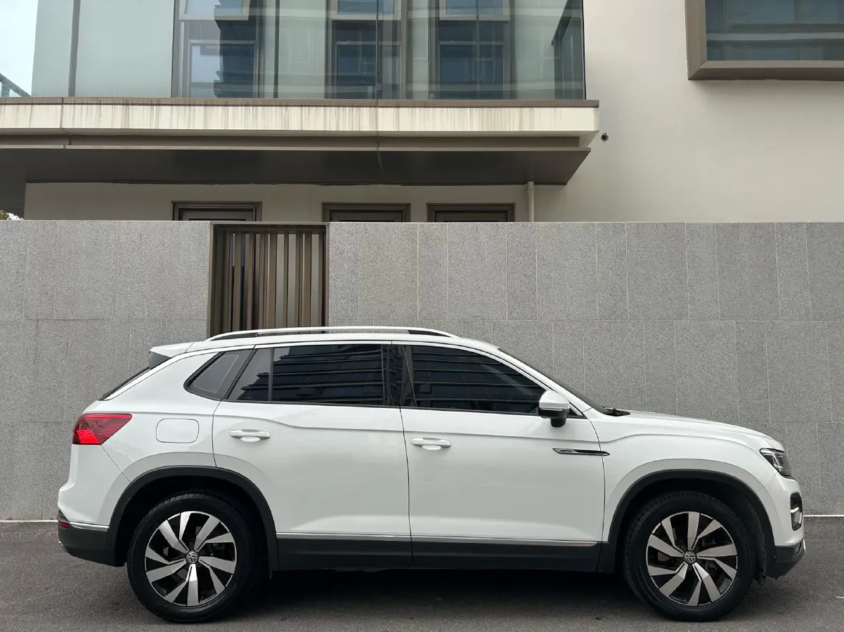 2019 Jeep Cherokee 2.0T 234HP L4 9AT,autocango,china used car exporter,china ev exporter,chinese used car exporter,chinese used ev exporter