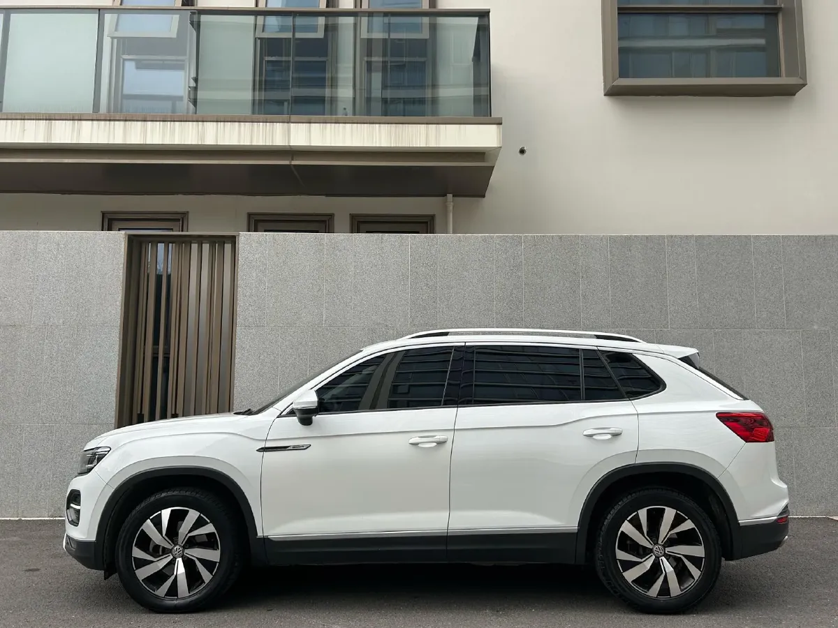 2019 Jeep Cherokee 2.0T 234HP L4 9AT,autocango,china used car exporter,china ev exporter,chinese used car exporter,chinese used ev exporter