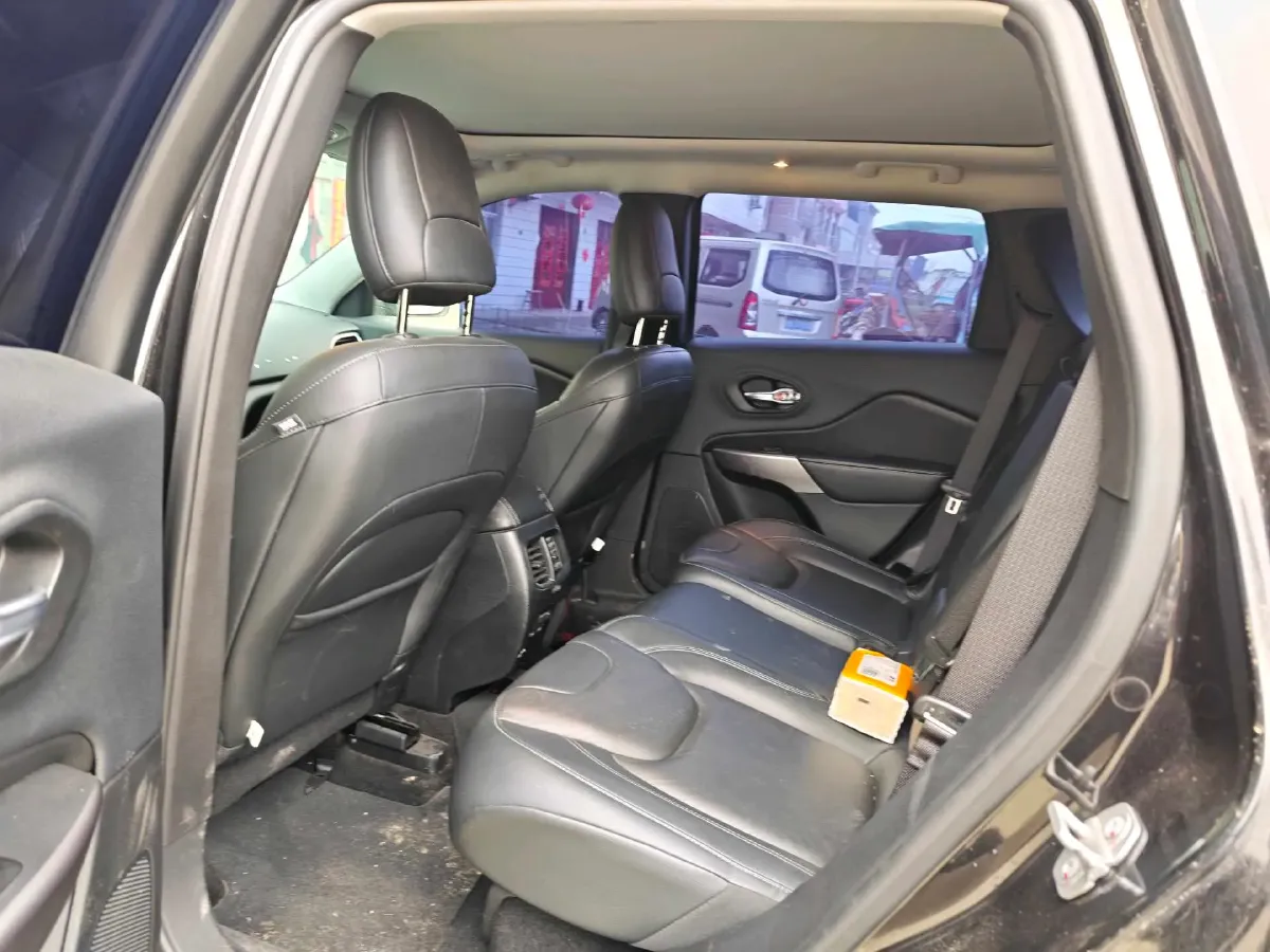 2019 Jeep Cherokee 2.0T 234HP L4 9AT,autocango,china used car exporter,china ev exporter,chinese used car exporter,chinese used ev exporter