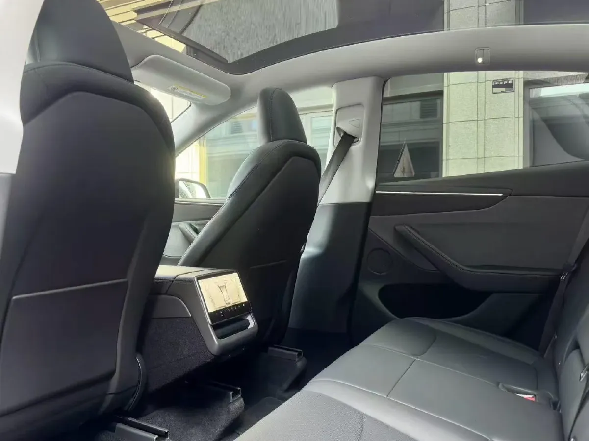 2025 Tesla Model Y BEV 62.5KWH,autocango,china used car exporter,china ev exporter,chinese used car exporter,chinese used ev exporter