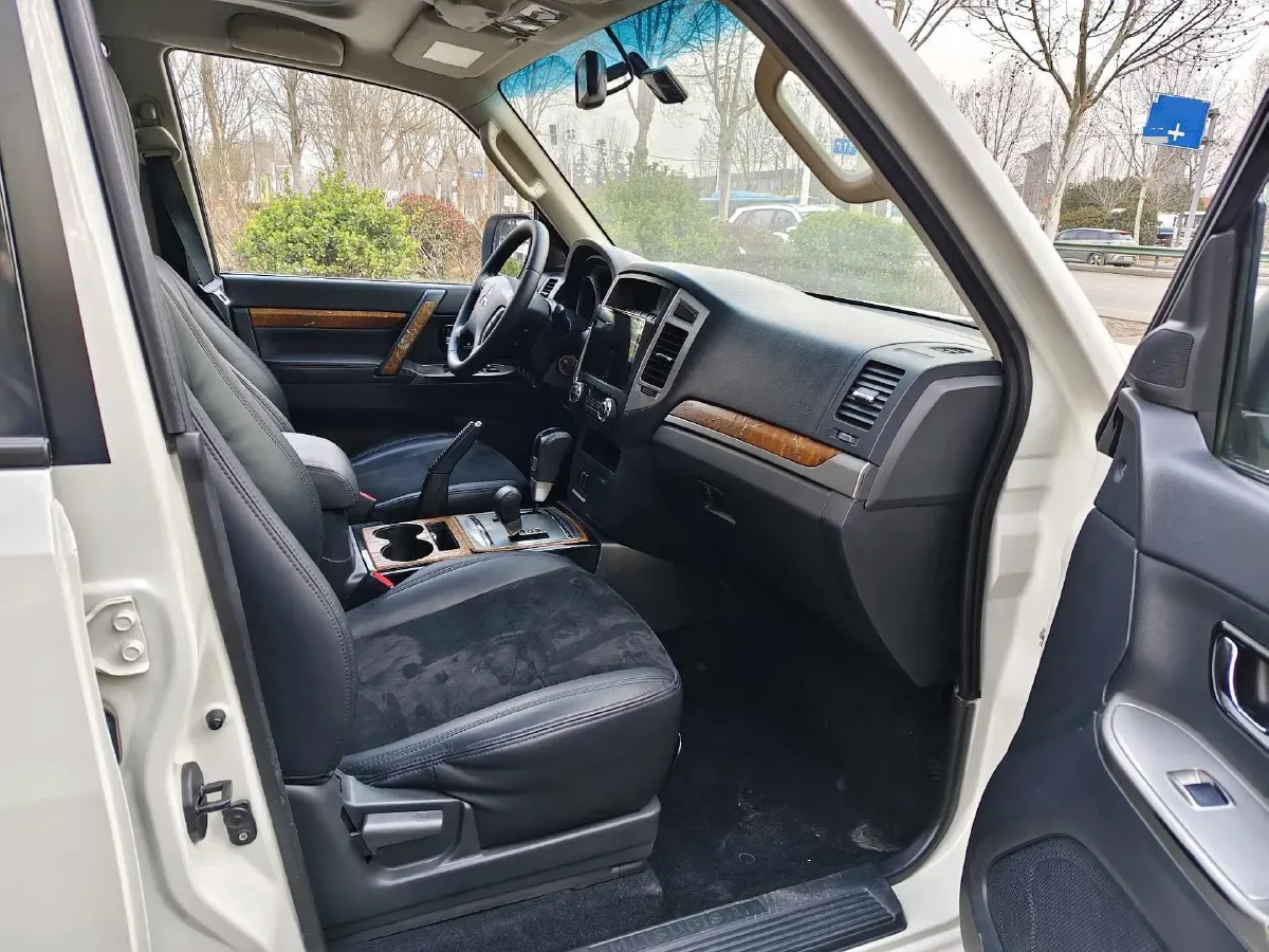 2016 Mitsubishi Pajero 3.0L 174HP V6 5AT,autocango,china used car exporter,china ev exporter,chinese used car exporter,chinese used ev exporter