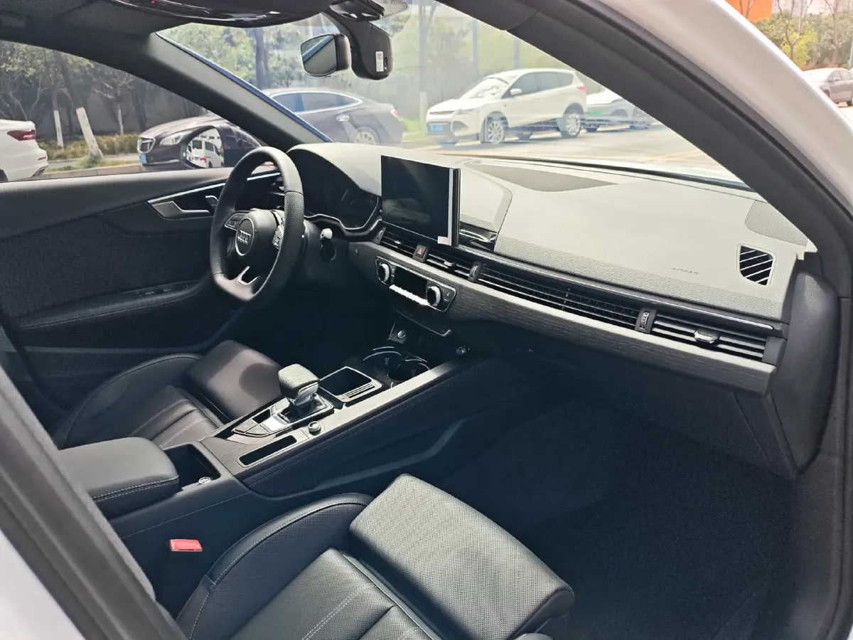 2024 Audi A4L 2.0T 190HP L4 7DCT,autocango,china used car exporter,china ev exporter,chinese used car exporter,chinese used ev exporter