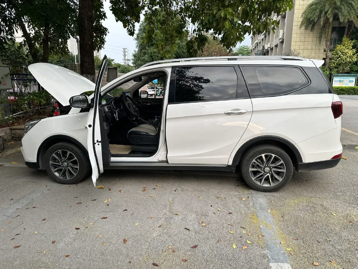 2019 BaoJun 730 1.5T 151HP L4 CVT,autocango,china used car exporter,china ev exporter,chinese used car exporter,chinese used ev exporter