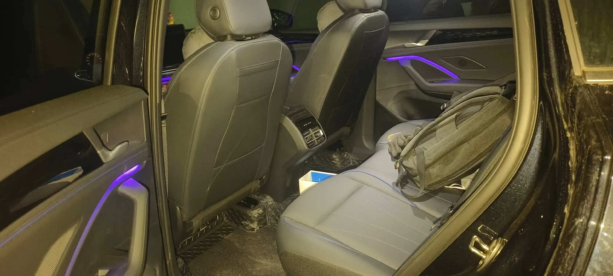 2026 Volkswagen Tiguan L 2.0T 220HP L4 7DCT,autocango,china used car exporter,china ev exporter,chinese used car exporter,chinese used ev exporter