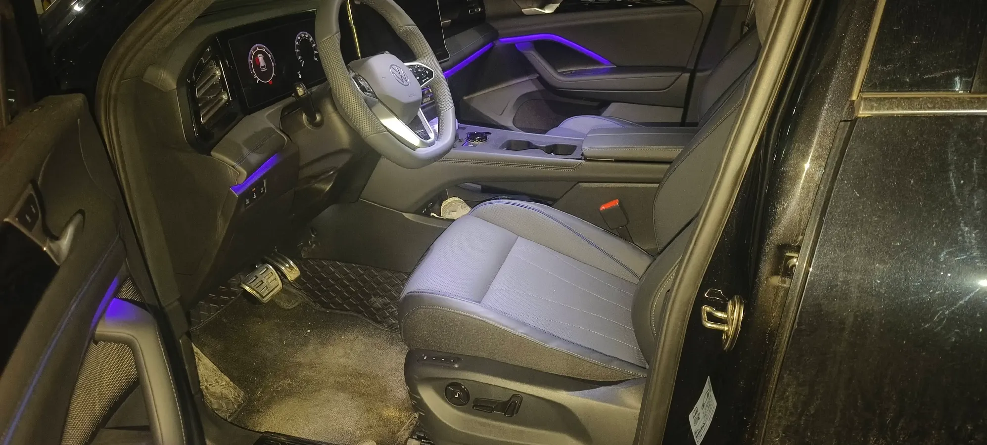 2026 Volkswagen Tiguan L 2.0T 220HP L4 7DCT,autocango,china used car exporter,china ev exporter,chinese used car exporter,chinese used ev exporter