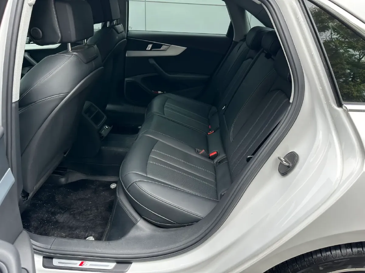 2024 Audi A4L 2.0T 190HP L4 7DCT,autocango,china used car exporter,china ev exporter,chinese used car exporter,chinese used ev exporter