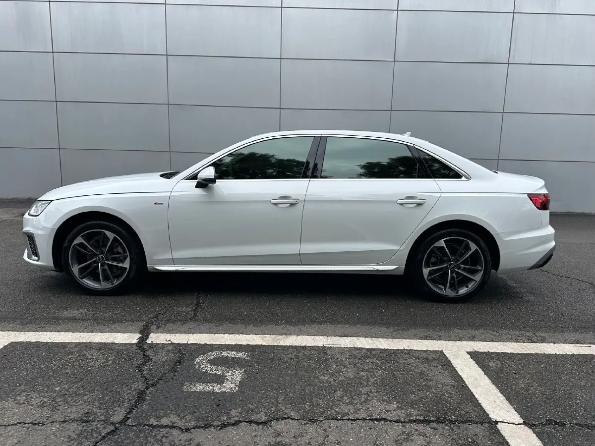 2024 Audi A4L 2.0T 190HP L4 7DCT,autocango,china used car exporter,china ev exporter,chinese used car exporter,chinese used ev exporter