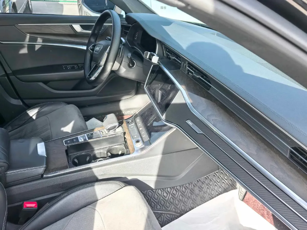 2021 Audi A6L 2.0T 190HP L4 7DCT,autocango,china used car exporter,china ev exporter,chinese used car exporter,chinese used ev exporter