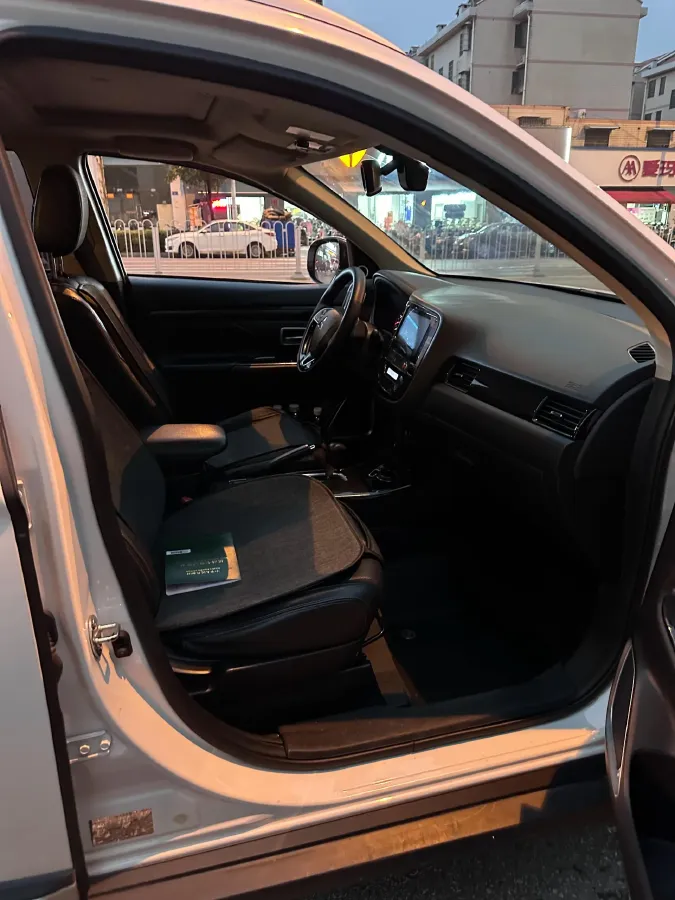 2018 Mitsubishi Outlander 2.0L 166HP L4 CVT,autocango,china used car exporter,china ev exporter,chinese used car exporter,chinese used ev exporter