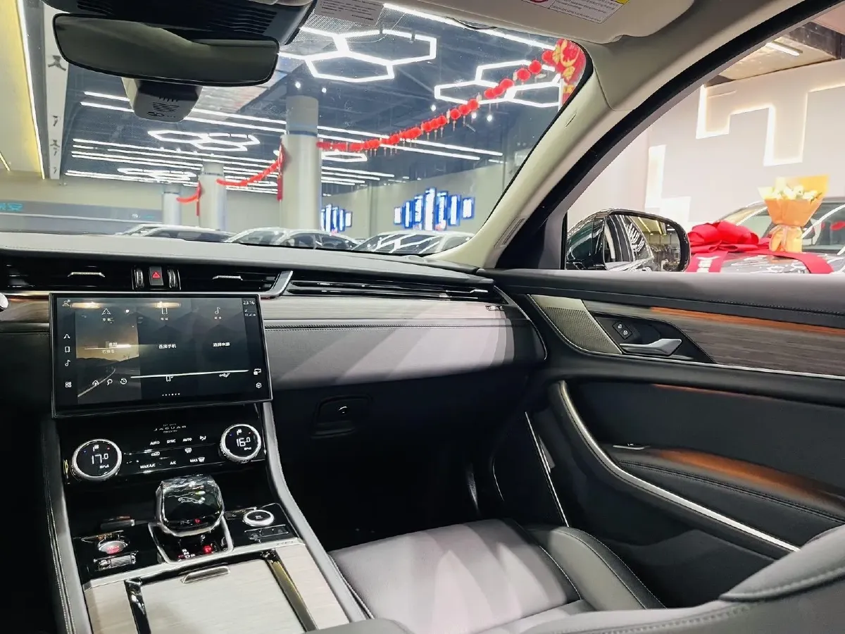 2021 Jaguar XFL 2.0T 250HP L4 8AT,autocango,china used car exporter,china ev exporter,chinese used car exporter,chinese used ev exporter