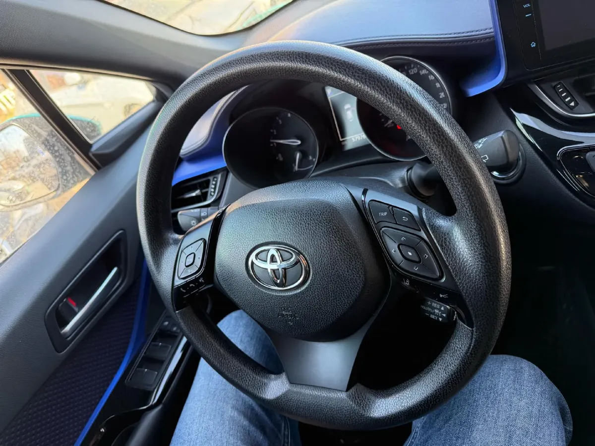 2018 Toyota C-HR 2.0L 171HP L4 CVT,autocango,china used car exporter,china ev exporter,chinese used car exporter,chinese used ev exporter