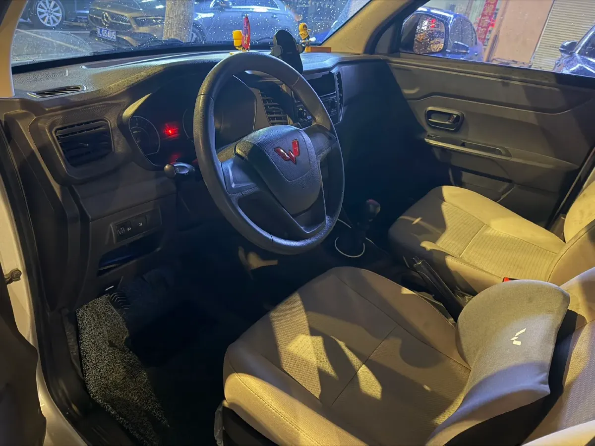 2022 WuLing HongGuang V 1.5L 99HP L4 6MT,autocango,china used car exporter,china ev exporter,chinese used car exporter,chinese used ev exporter