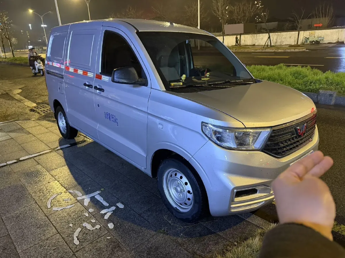2022 WuLing HongGuang V 1.5L 99HP L4 6MT,autocango,china used car exporter,china ev exporter,chinese used car exporter,chinese used ev exporter