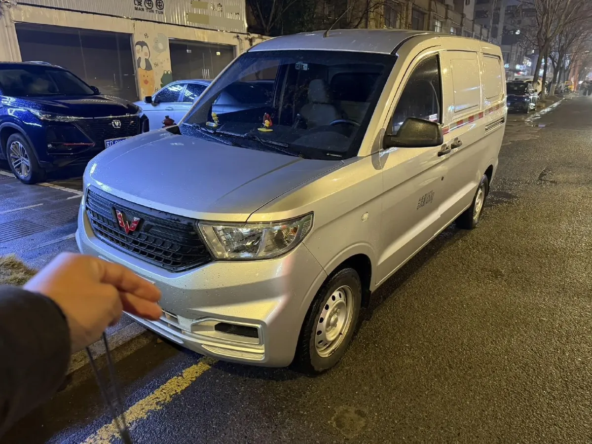2022 WuLing HongGuang V 1.5L 99HP L4 6MT,autocango,china used car exporter,china ev exporter,chinese used car exporter,chinese used ev exporter