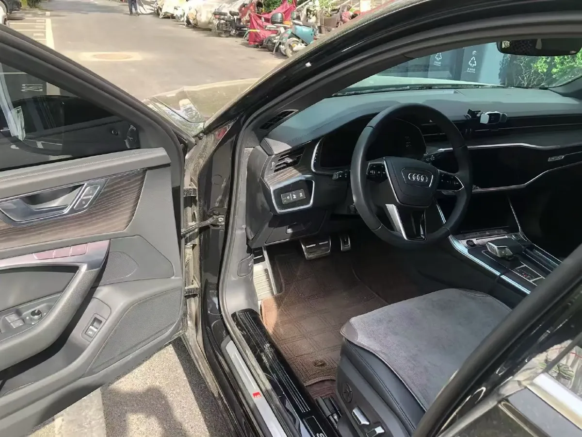 2025 Audi A6L 2.0T 245HP L4 7DCT,autocango,china used car exporter,china ev exporter,chinese used car exporter,chinese used ev exporter