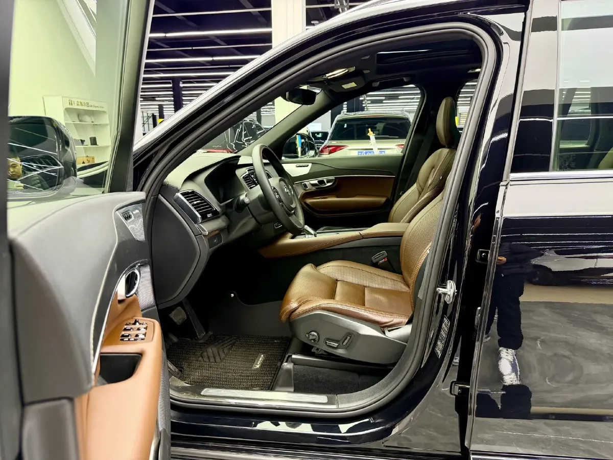 2023 Volvo XC90 2.0T 299HP L4 8AT,autocango,china used car exporter,china ev exporter,chinese used car exporter,chinese used ev exporter