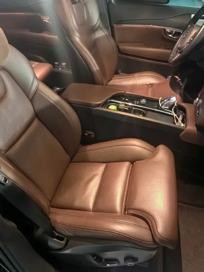 2021 Volvo XC90 2.0T 299HP L4 8AT,autocango,china used car exporter,china ev exporter,chinese used car exporter,chinese used ev exporter