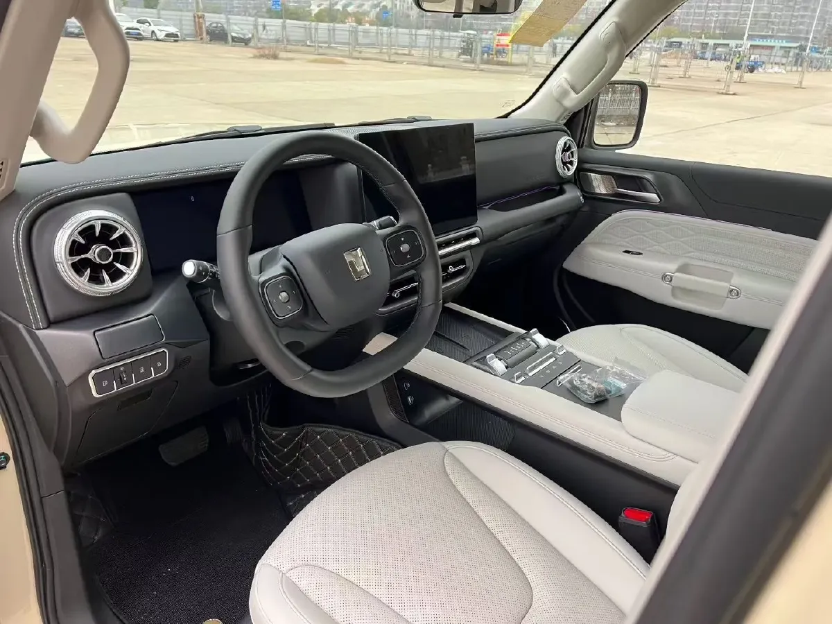 2025 Tank 300 2.0T 252HP L4 9AT PHEV,autocango,china used car exporter,china ev exporter,chinese used car exporter,chinese used ev exporter