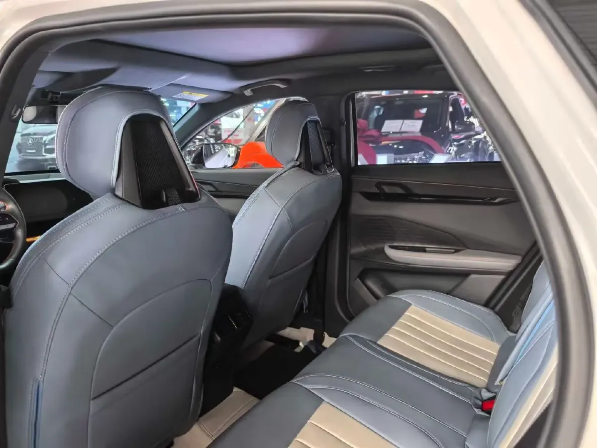 2023 ChangAn UNI-V 2.0T 233HP L4 8AT,autocango,china used car exporter,china ev exporter,chinese used car exporter,chinese used ev exporter