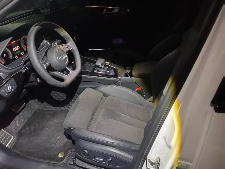 2024 Audi A4L 2.0T 245HP L4 7DCT,autocango,china used car exporter,china ev exporter,chinese used car exporter,chinese used ev exporter