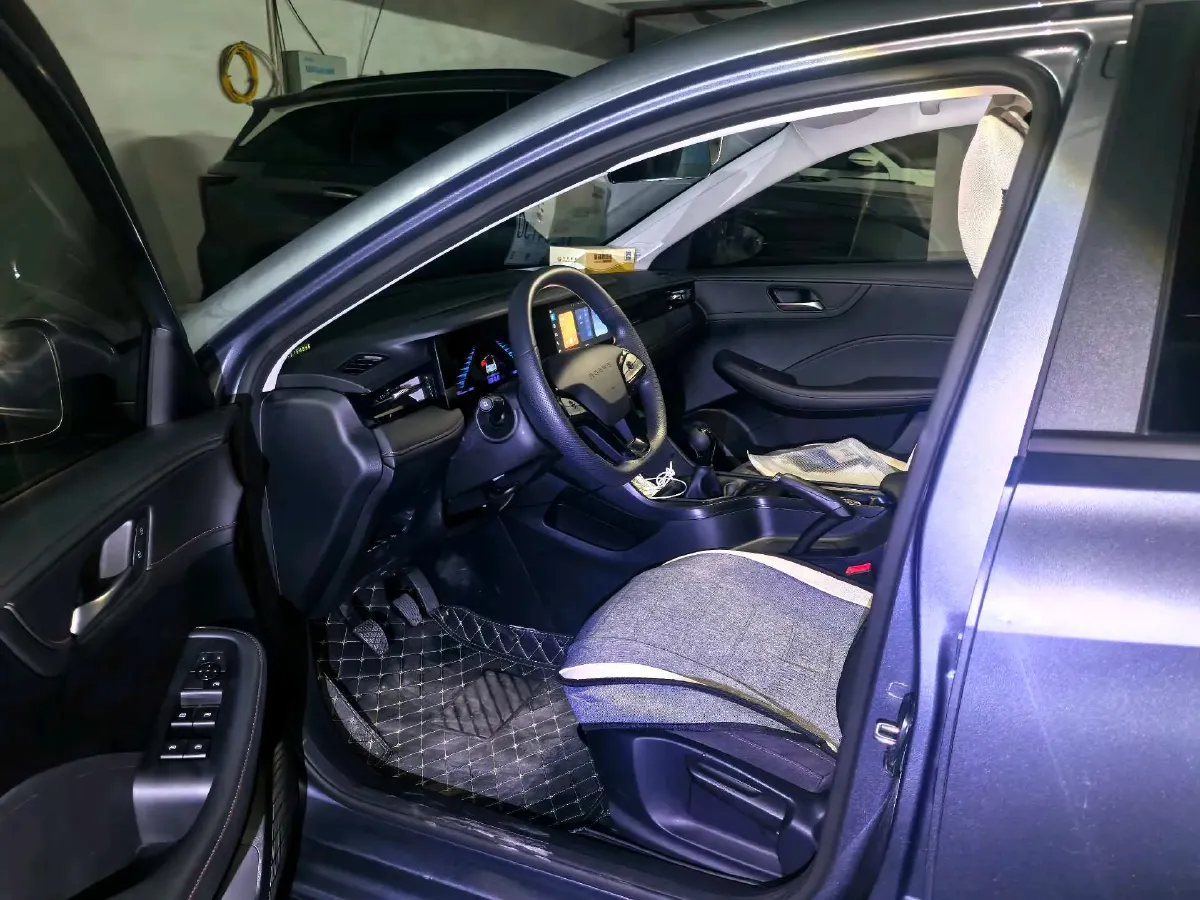 2026 Roewe i5 1.5L 129HP L4 5MT,autocango,china used car exporter,china ev exporter,chinese used car exporter,chinese used ev exporter