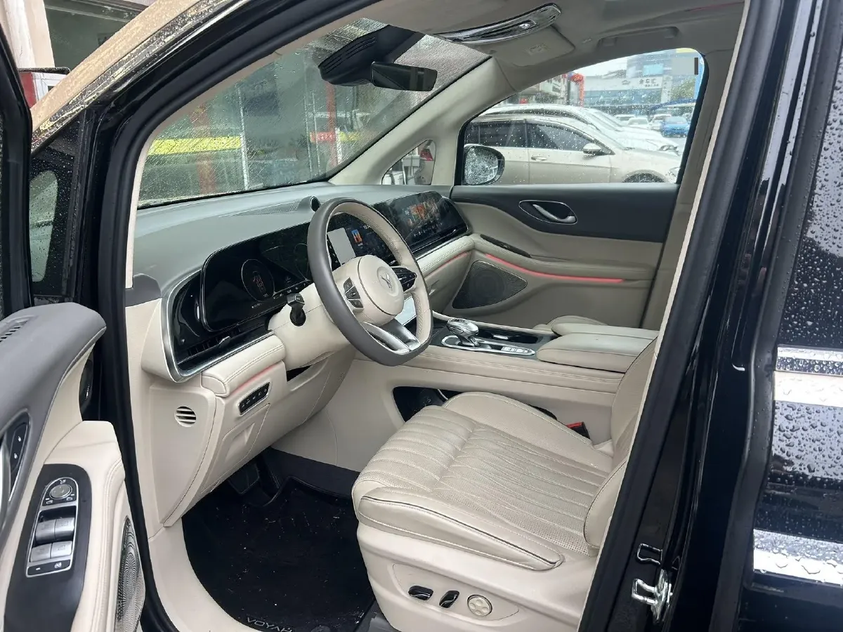 2024 Voyah Dream 1.5T 150HP L4 PHEV 43KWH,autocango,china used car exporter,china ev exporter,chinese used car exporter,chinese used ev exporter