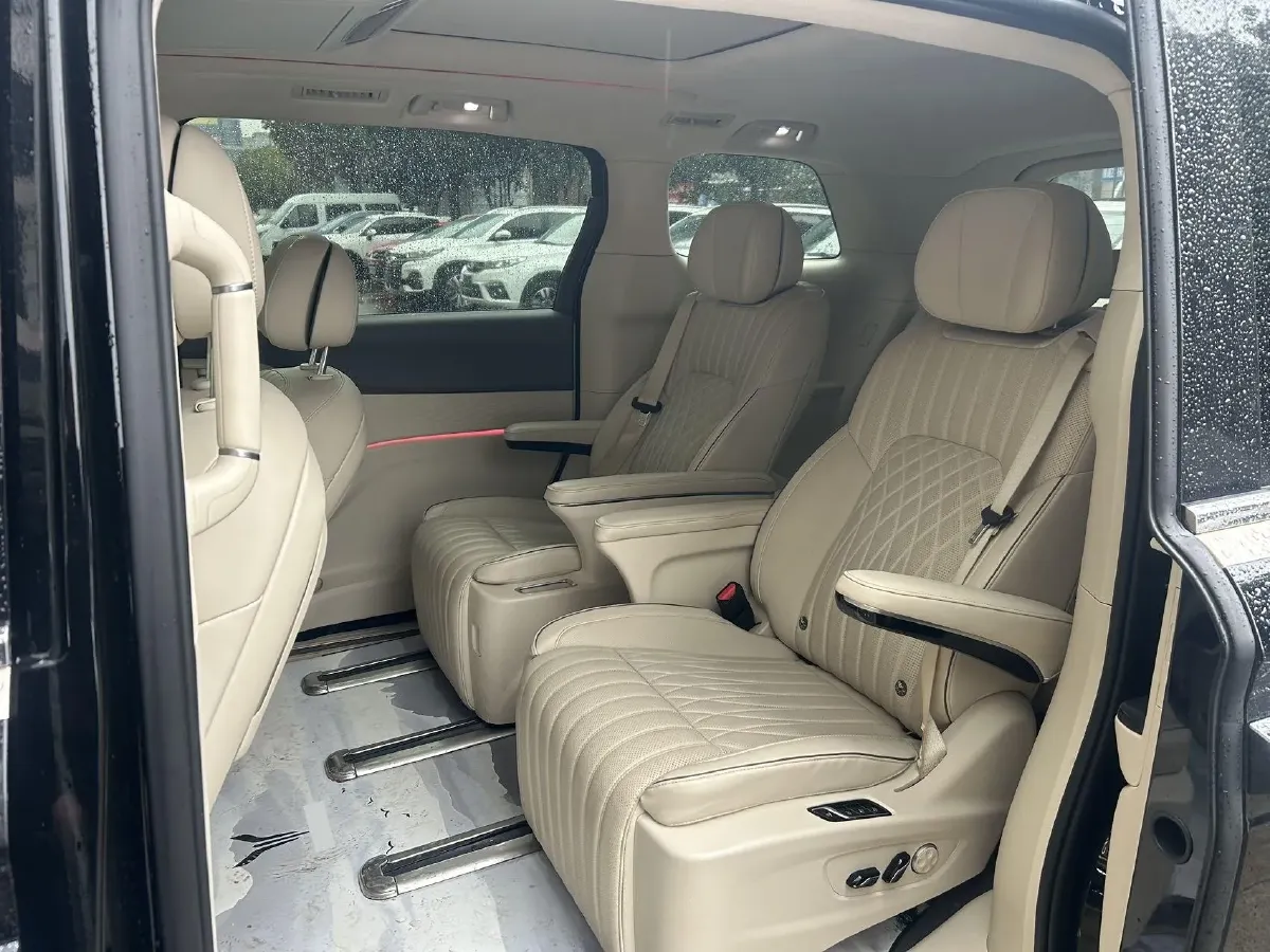 2024 Voyah Dream 1.5T 150HP L4 PHEV 43KWH,autocango,china used car exporter,china ev exporter,chinese used car exporter,chinese used ev exporter