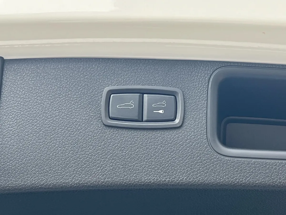 2022 Porsche Macan 2.0T 265HP L4 7DCT,autocango,china used car exporter,china ev exporter,chinese used car exporter,chinese used ev exporter