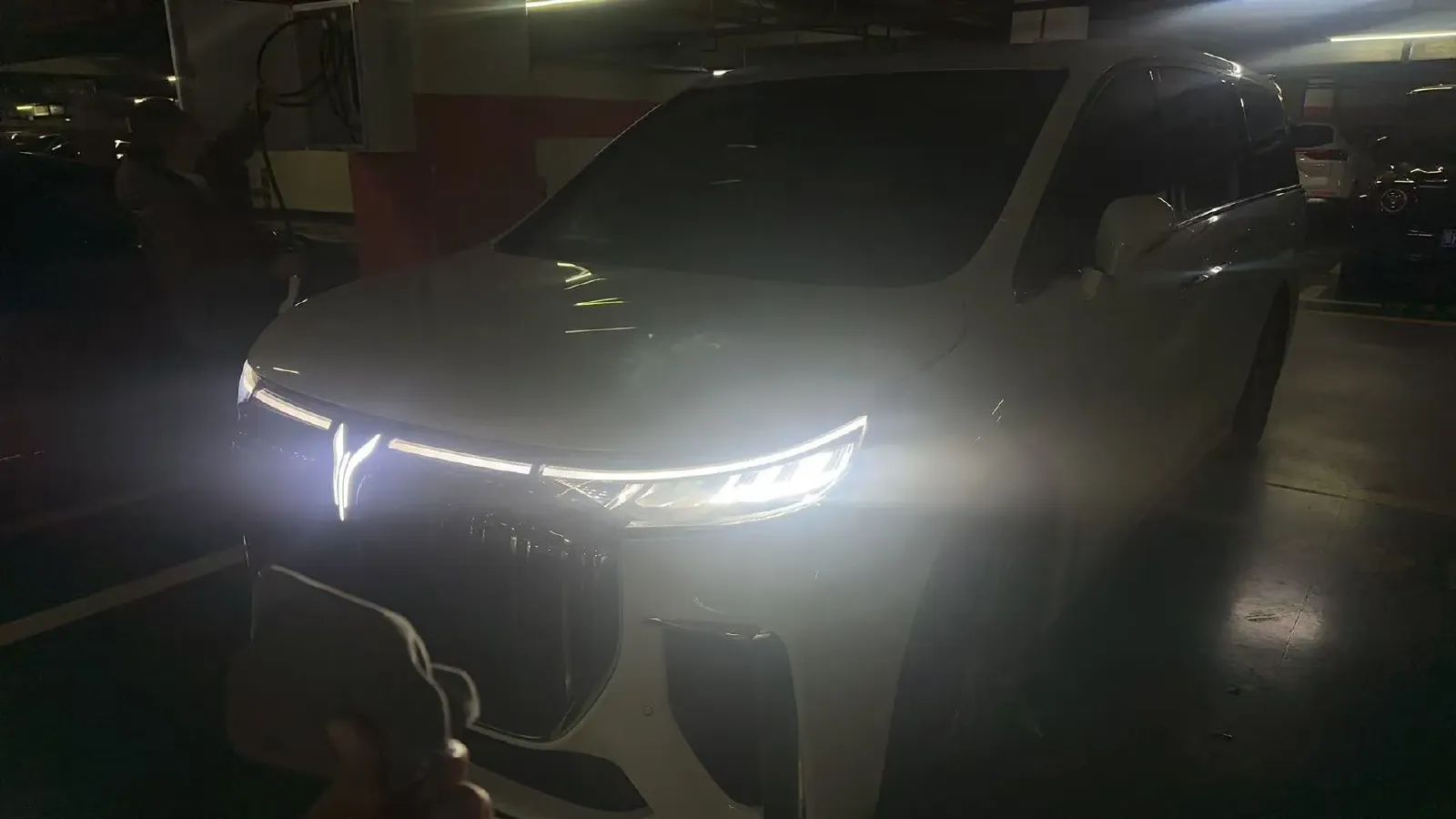 2022 Voyah Dream BEV 108.7KWH,autocango,china used car exporter,china ev exporter,chinese used car exporter,chinese used ev exporter