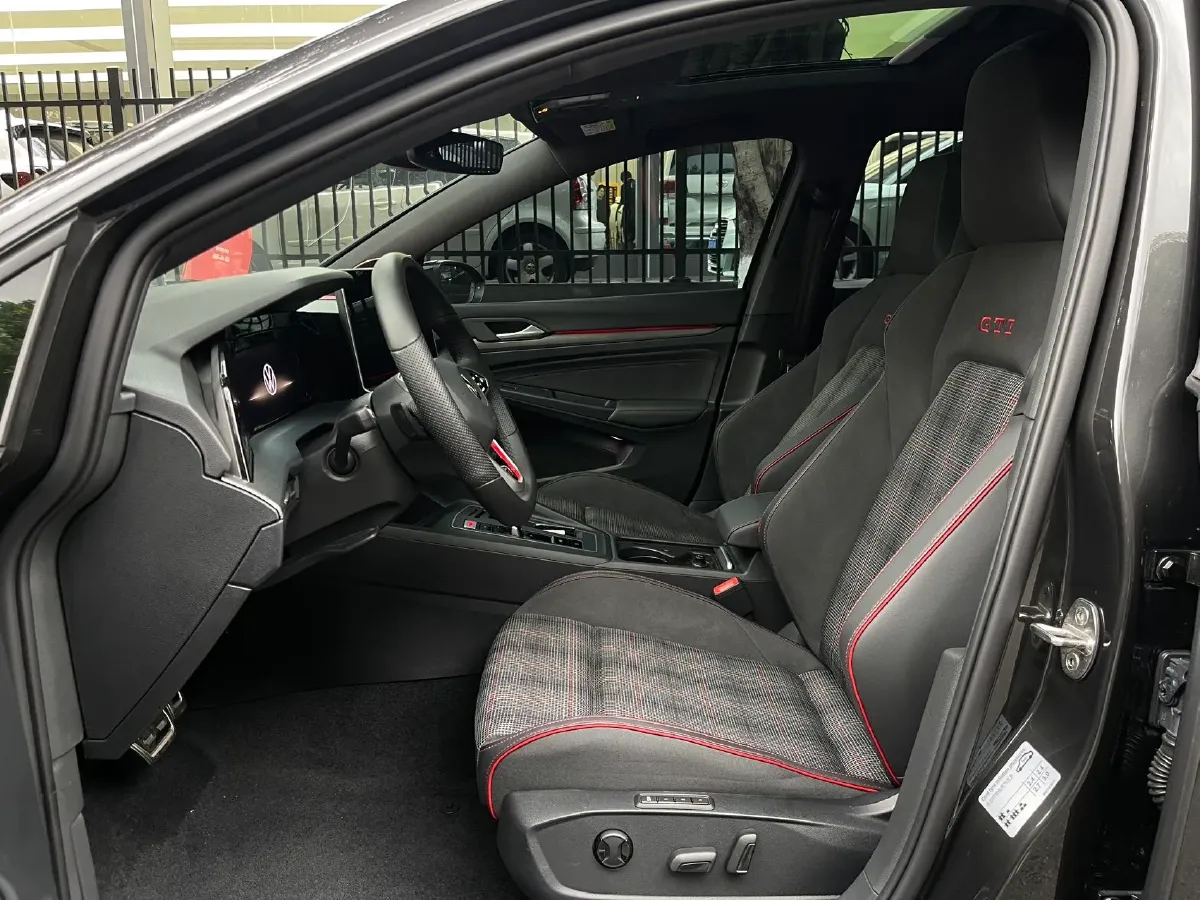 2025 Volkswagen GolfGTI 2.0T 220HP L4 7DCT,autocango,china used car exporter,china ev exporter,chinese used car exporter,chinese used ev exporter