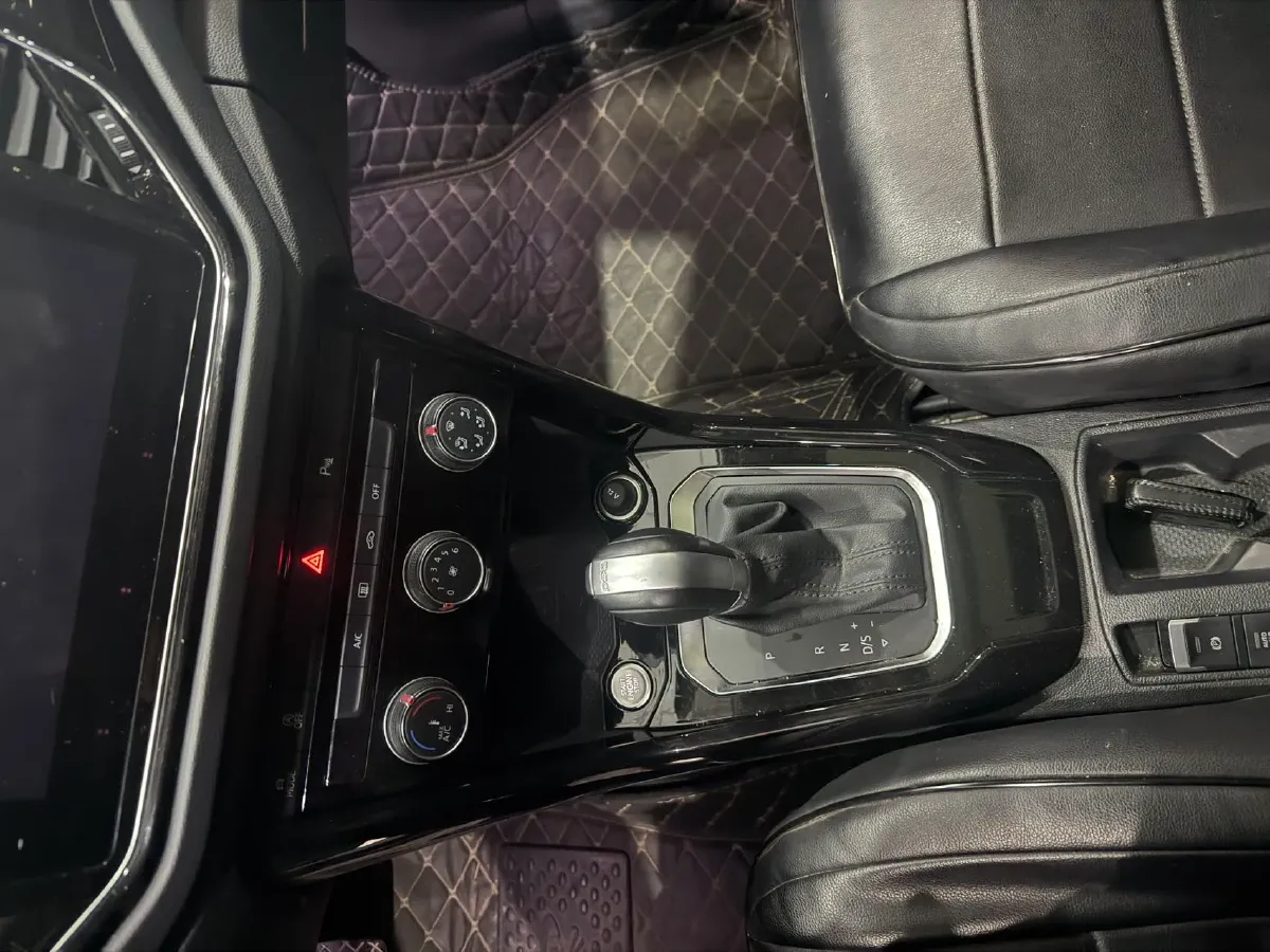 2022 Volkswagen T-Roc 1.4T 150HP L4 7DCT,autocango,china used car exporter,china ev exporter,chinese used car exporter,chinese used ev exporter