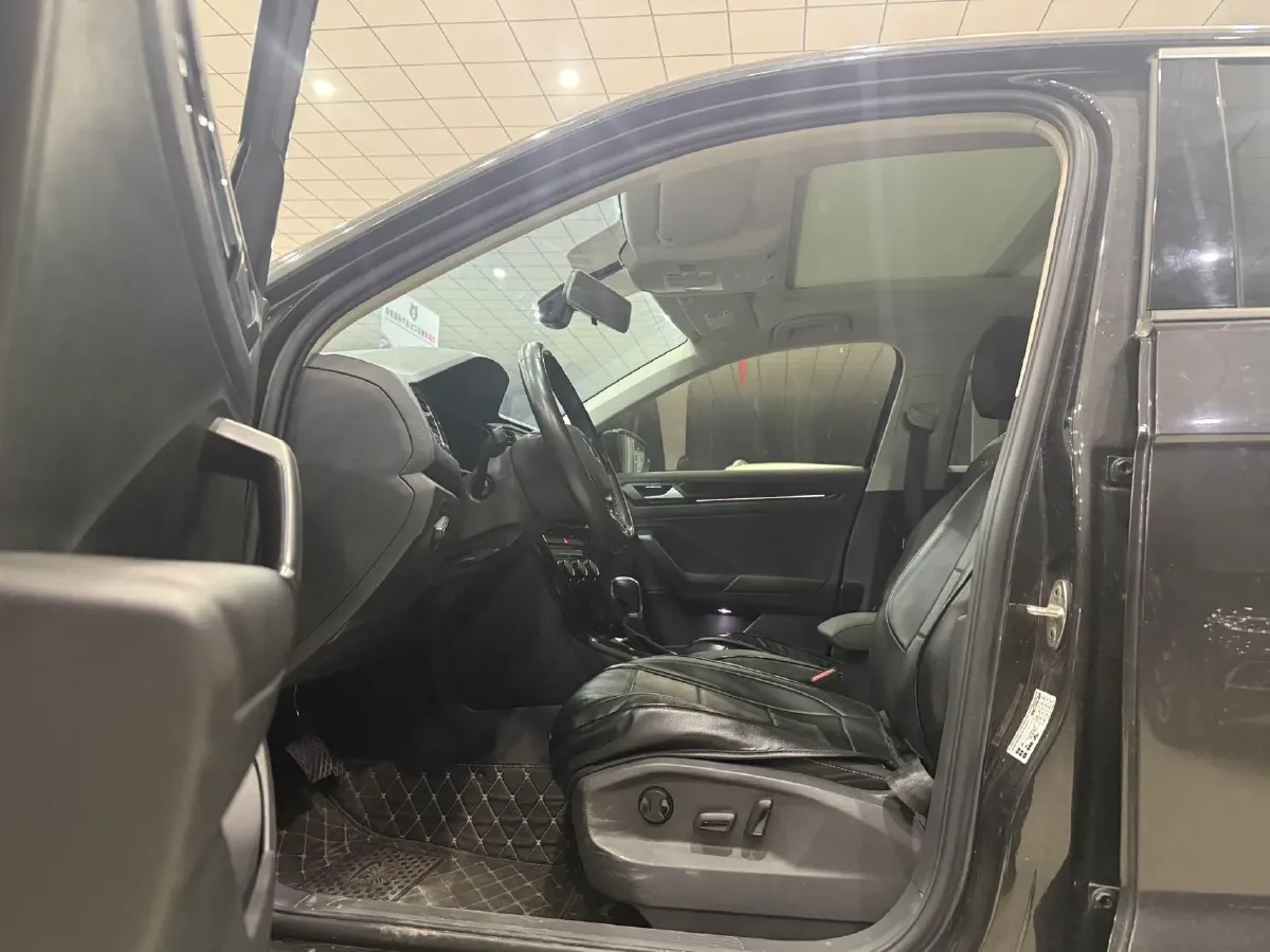 2022 Volkswagen T-Roc 1.4T 150HP L4 7DCT,autocango,china used car exporter,china ev exporter,chinese used car exporter,chinese used ev exporter