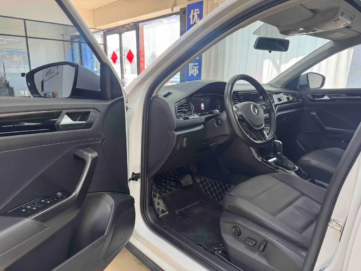 2022 Volkswagen T-Roc 1.4T 150HP L4 7DCT,autocango,china used car exporter,china ev exporter,chinese used car exporter,chinese used ev exporter