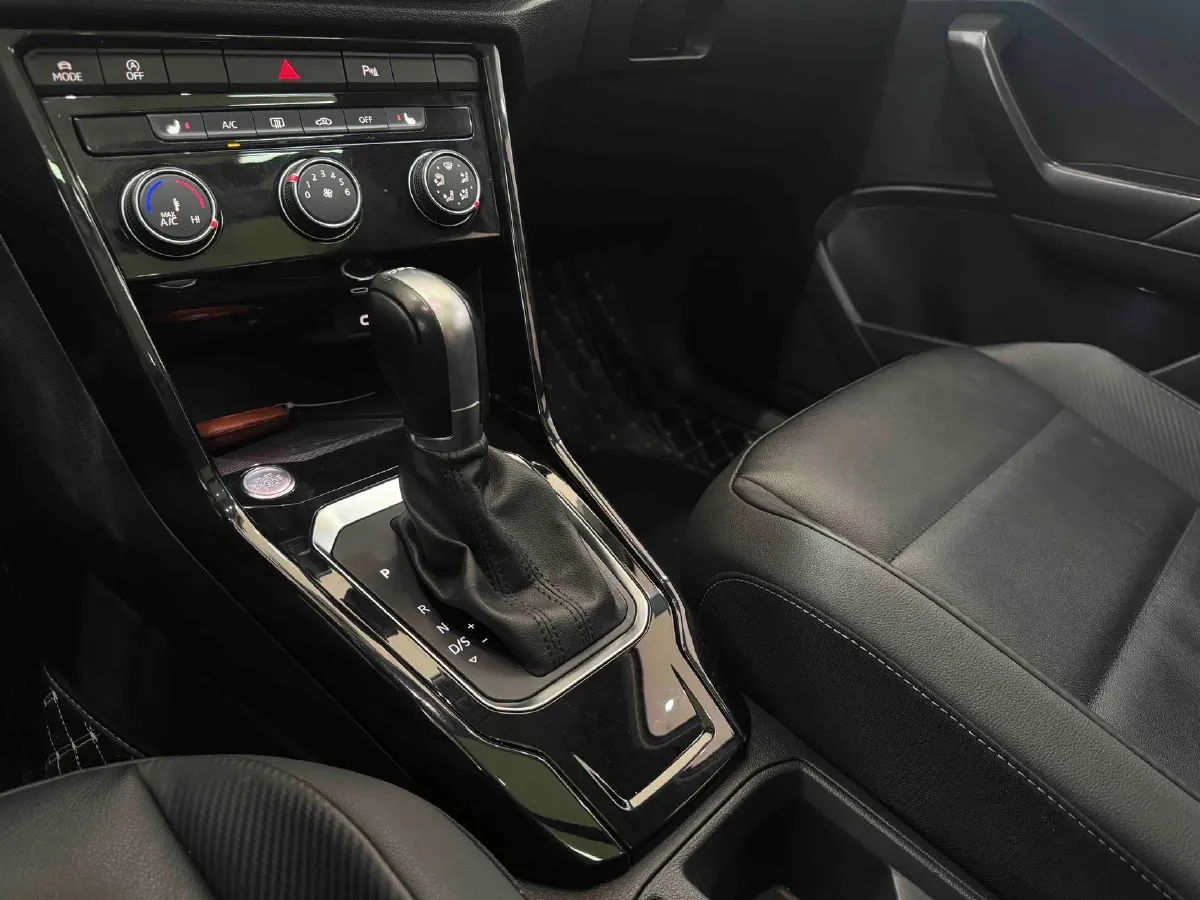 2022 Volkswagen T-Roc 1.4T 150HP L4 7DCT,autocango,china used car exporter,china ev exporter,chinese used car exporter,chinese used ev exporter