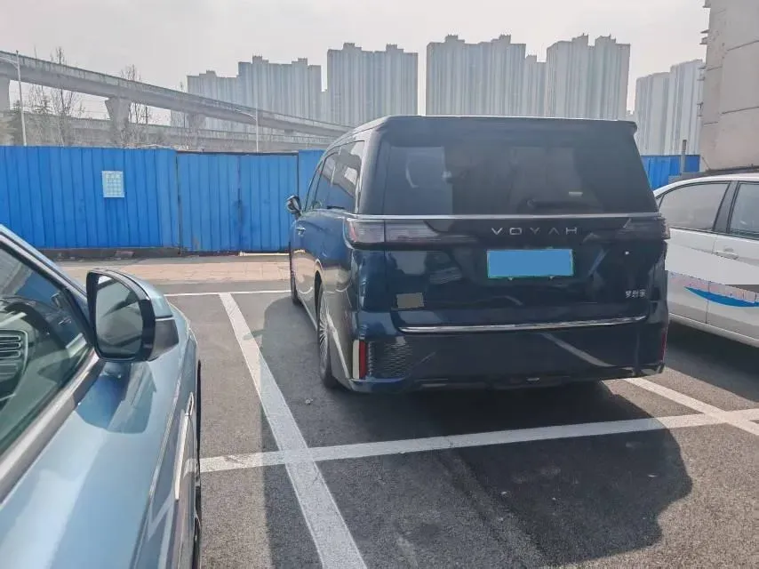 2025 Voyah Dream 1.5T 150HP L4 PHEV 41.7KWH,autocango,china used car exporter,china ev exporter,chinese used car exporter,chinese used ev exporter