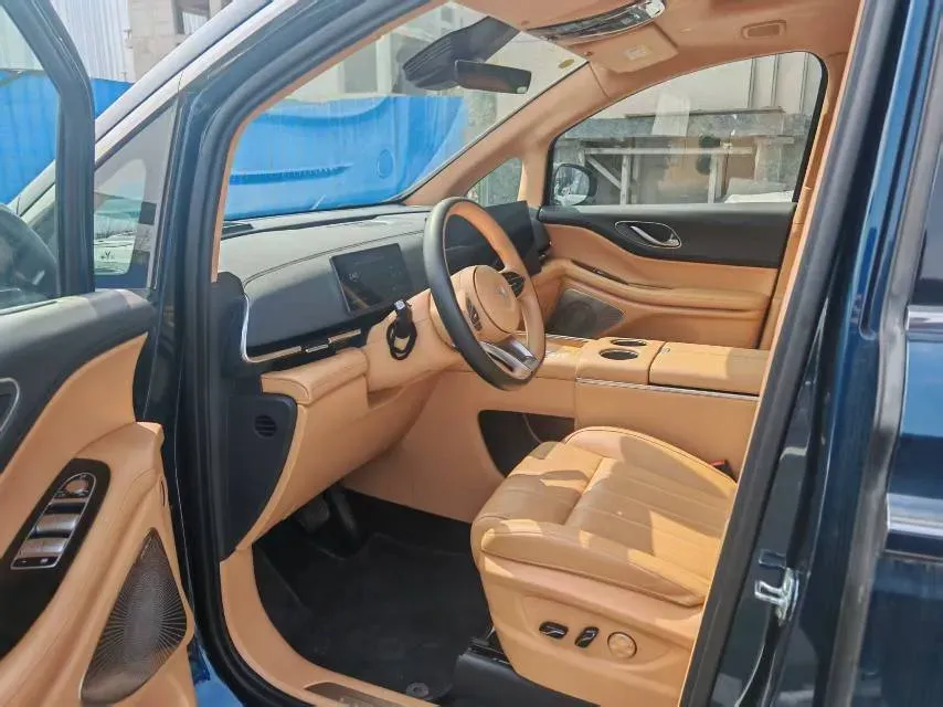 2025 Voyah Dream 1.5T 150HP L4 PHEV 41.7KWH,autocango,china used car exporter,china ev exporter,chinese used car exporter,chinese used ev exporter