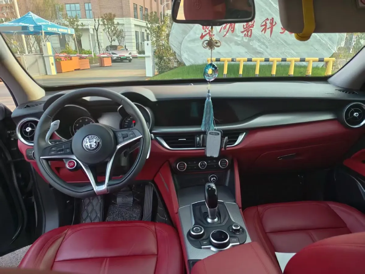 2020 Alfa Romeo Stelvio 2.0T 280HP L4 8AT,autocango,china used car exporter,china ev exporter,chinese used car exporter,chinese used ev exporter