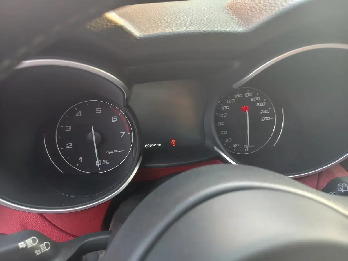 2020 Alfa Romeo Stelvio 2.0T 280HP L4 8AT,autocango,china used car exporter,china ev exporter,chinese used car exporter,chinese used ev exporter